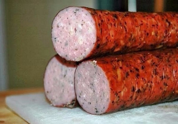 Ну оооочень вкусная колбаска получается по этому рецепту! Хотите верьте - а лучше сами проверьте!
