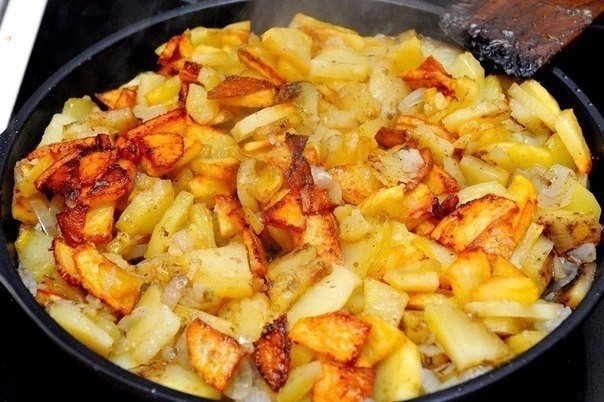 Все любят жареный картофель, причём даже те, кто считает это блюдо вредным. Но хоть иногда можно побаловать себя вкусной румяной картошечкой? Есть несколько правил, которые помогут вам приготовить вкусный, поджаристый картофель.