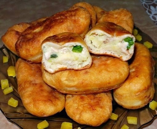Пирожки жареные с куриным мясом,зелёным луком и картофелем