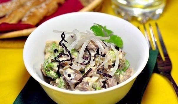 Куриная печень - вкусный и полезный продукт. Но внешний вид ее, мягко говоря, не впечатляет, поэтому