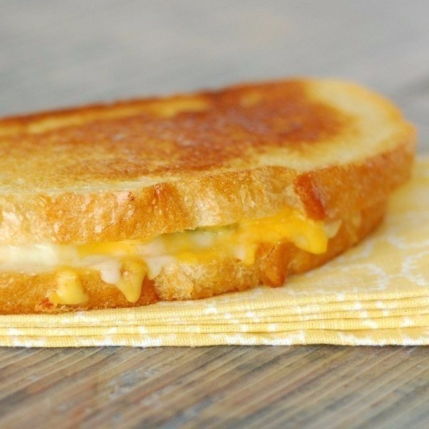 1. Чесночный бутерброд с сыром в духовке
