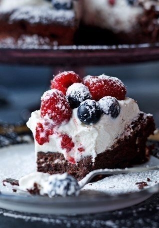 Торт без муки - это особенное кондитерское чудо! Оно похоже на легкое облако-суфле с хрустящей короч