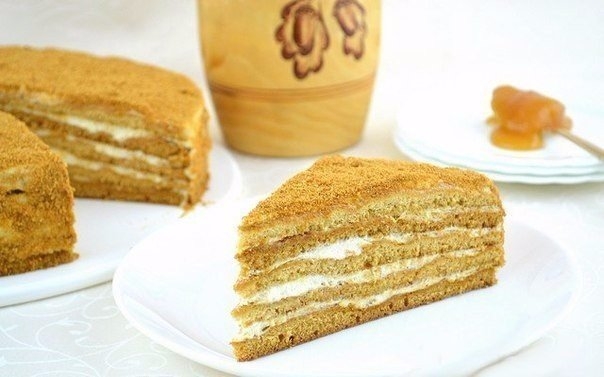 Вкуснейший торт из медового теста со сметанным кремом.