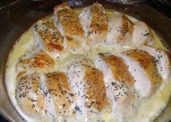 Куриные грудки в сливочно-сырном соусе.