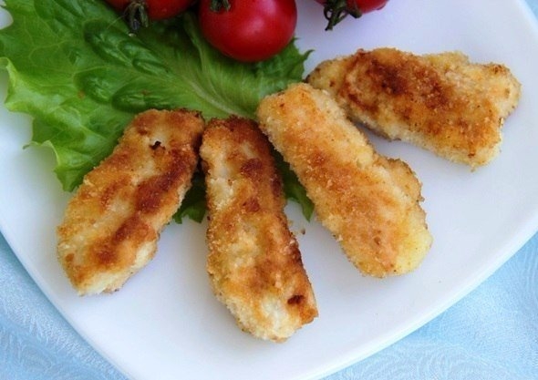 Чтобы куриная грудка получилась сочной и вкусной, можно приготовить из нее наггетсы. Благодаря панир