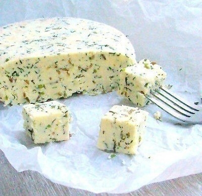 Домашний сыр с тмином и зеленым луком.