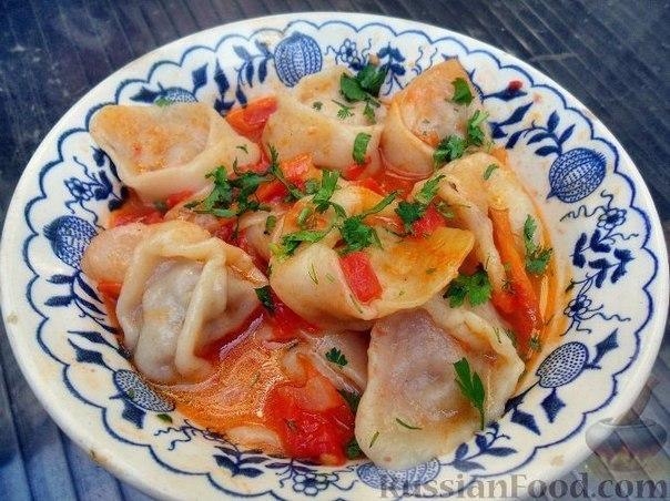 Чучвара - узбекские пельмени, из рубленого мяса, в томатном соусе с овощами.