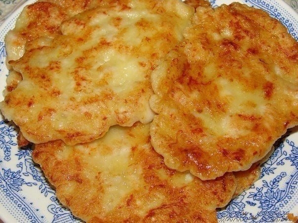 Очень вкусные оладьи из курицы. Делать их просто и быстро. Для оладий с курицей нужно мало времени и