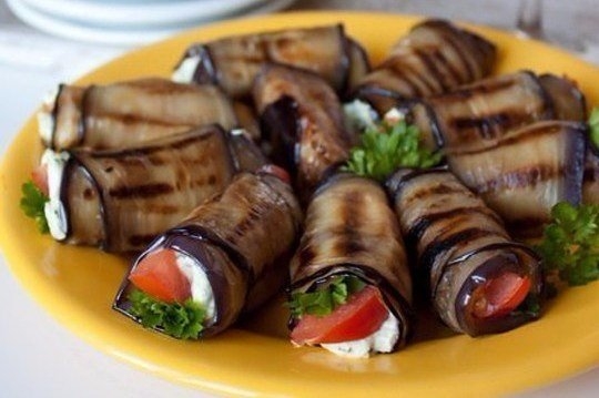 Вкуснейшие рулетики из баклажанов! А подача какая красивая!