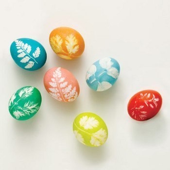 Интересный способ покрасить яйца на Пасху.
