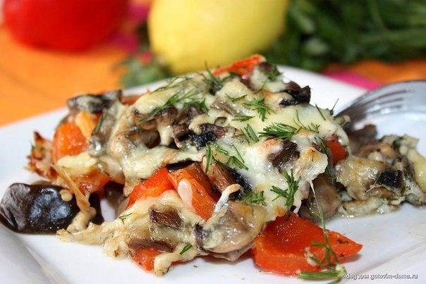 Печеные баклажаны с грибами и перцем — сытный и низкокалорийный ужин