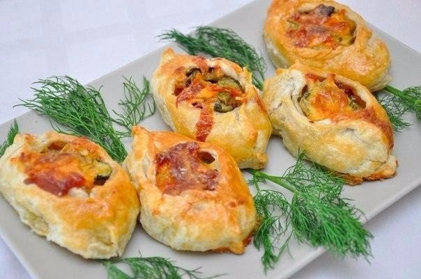 Эти лодочки &ndash; полноценное блюдо с мясом, гарниром из картофеля, закуской из соленых огурчиков и даже