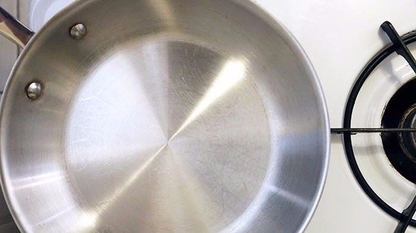 Хозяйкам на заметку - лёгкий и быстрый способ отмыть металлическую посуду!