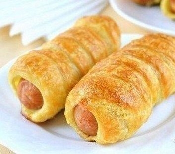 Простая и неизменно вкусная выпечка с сосисками. Идеально для прогулки!