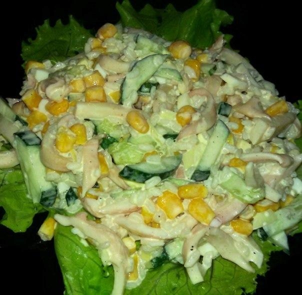 Салат с кальмарами, кукурузой, свежим огурцом