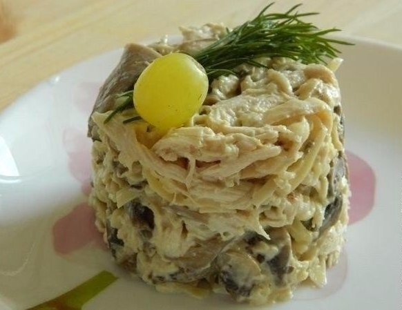 Богатый белком и клетчаткой, очень сытный салат. Подойдет как для торжества, так и для повседневной 