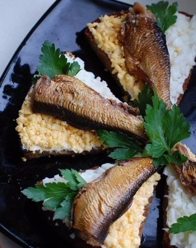 ЧЕСНОЧНЫЕ ГРЕНКИ С ЯЙЦОМ И ШПРОТАМИ ЧЕСНОЧНЫЕ ГРЕНКИ С ЯЙЦОМ И ШПРОТАМИ