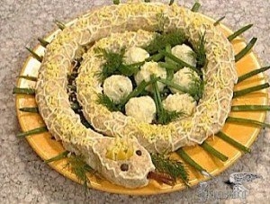 Новгодний салат змея в гнезде