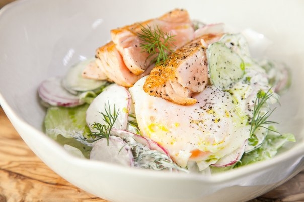 Летний салат со сметаной и лососем.