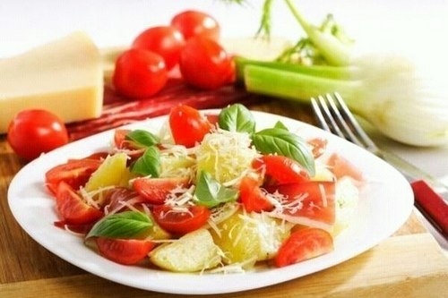 Простой салат из картофеля и свежих овощей