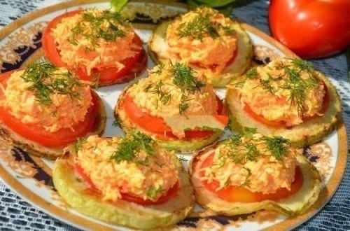 Кабачково - помидорно - сырная закуска