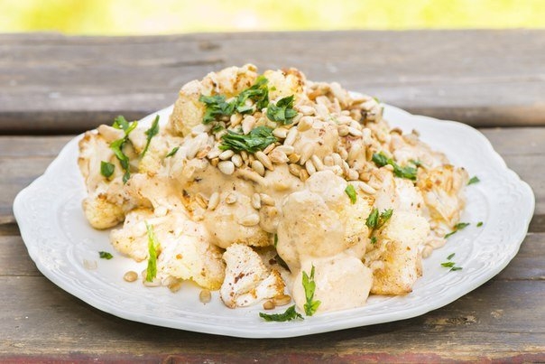 Цветная капуста, приготовленная на пару, получается вкусной и сочной. Ароматный и сытный сырно-чесночный соус прекрасно ее дополняет, придавая блюду нотку изысканности. Цветная капуста, приготовленная на пару, получается вкусной и сочной. Ароматный и сытный сырно-чесночный соус прекрасно ее дополняет, придавая блюду нотку изысканности.
