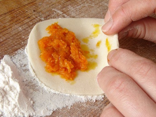 Конечно же мясные манты намного вкуснее, если еще использовалась баранина, но и с тыквой они получаются вкусными и ароматными. Конечно же мясные манты намного вкуснее, если еще использовалась баранина, но и с тыквой они получаются вкусными и ароматными.