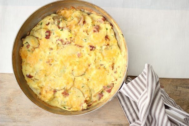 Аппетитнейший омлет на завтра: бекон, картофель, зеленый лук и сыр
