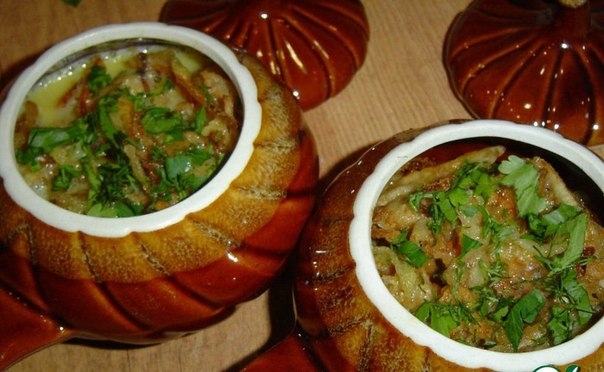 Рецепт приготовления куриных грудок (куриного филе) запеченных с овощами и кабачком в горшочках для запекания. Куриные грудки мариновались в специях и зеленом луке, овощи (картошка и кабачки) нарезались кубиками, морковь – пластиками. Все помещалось в гор Рецепт приготовления куриных грудок (куриного филе) запеченных с овощами и кабачком в горшочках для запекания. Куриные грудки мариновались в специях и зеленом луке, овощи (картошка и кабачки) нарезались кубиками, морковь – пластиками. Все помещалось в гор
