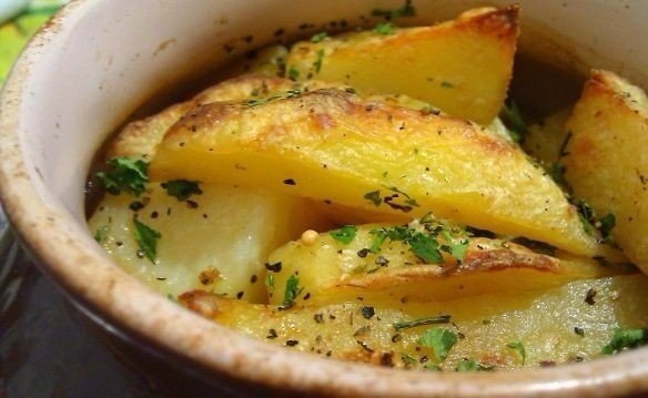 "Картошка, тушенная с мясом в горшочке"