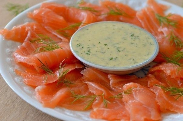 СОЛЁНЫЙ ЛОСОСЬ С СОУСОМ ИЗ УКРОПА И ГОРЧИЦЫ СОЛЁНЫЙ ЛОСОСЬ С СОУСОМ ИЗ УКРОПА И ГОРЧИЦЫ