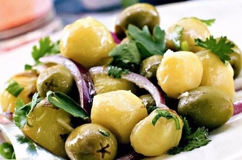 "Теплый картофельный салат с маслинами и перцем"